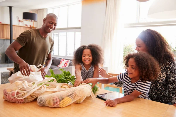 Familia Regresando Casa Desde Viaje Compras Desembalaje Bolsas Plástico Gratis — Foto de Stock