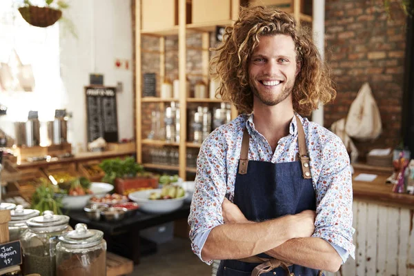 持続可能なプラスチックフリー食料品店の男性オーナーの肖像 — ストック写真