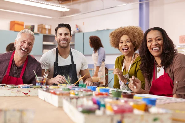 Retrato Adultos Maduros Que Asisten Clases Arte Centro Comunitario —  Fotos de Stock