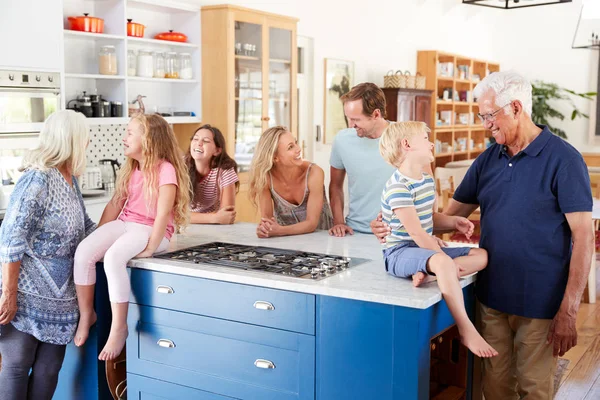 Flera Generationer Familj Står Runt Kitchen Island Tillsammans — Stockfoto