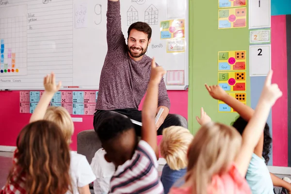 Elementaire Leerlingen Die Handen Opsteken Vraag Beantwoorden Als Mannelijke Docent — Stockfoto