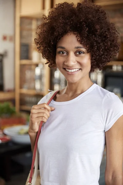 Ritratto Donna Shopping Plastica Sostenibile Negozio Alimentari Gratuito — Foto Stock