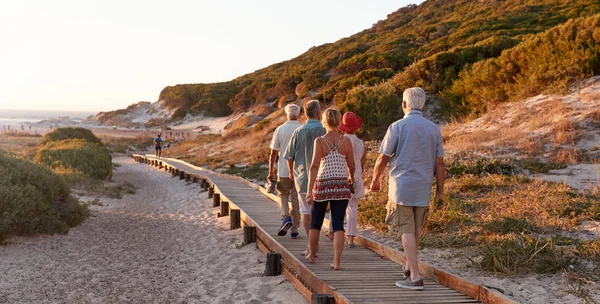 Group Senior Friends Walking Boardwalk Beach Summer Group Vacation — Stock Photo, Image