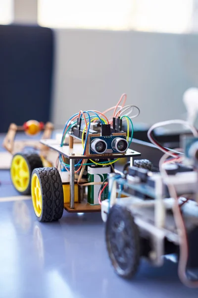 学校のコンピュータコーディングクラスにおけるロボット車両の閉鎖 — ストック写真