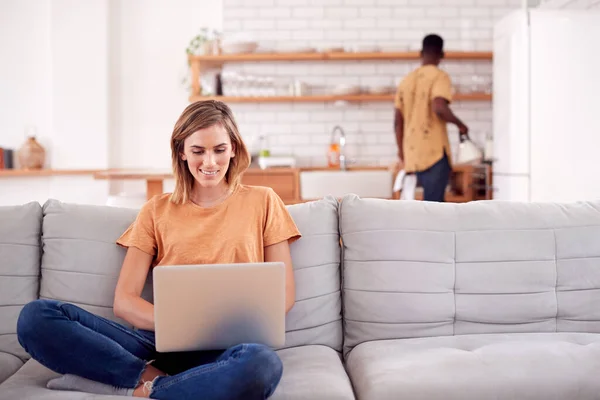 Frau Entspannt Hause Auf Sofa Sitzend Mit Laptop Computer Und — Stockfoto