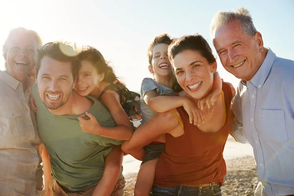 Famiglia Bianca Tre Generazioni Una Spiaggia Sorridente Alla Macchina Fotografica — Foto Stock