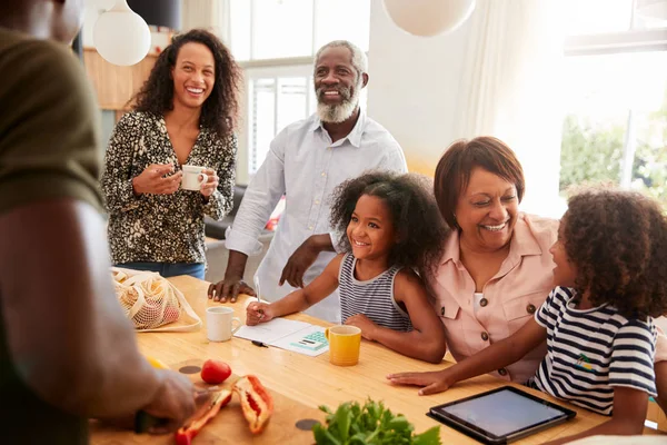 Abuelos Sentados Mesa Con Sus Nietos Jugando Como Familia Preparando —  Fotos de Stock