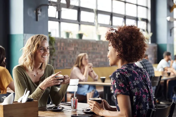 Zwei Freundinnen Sitzen Tisch Café Und Unterhalten Sich — Stockfoto