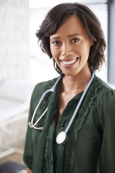 Retrato Sonriente Doctora Con Estetoscopio Pie Junto Escritorio Oficina — Foto de Stock