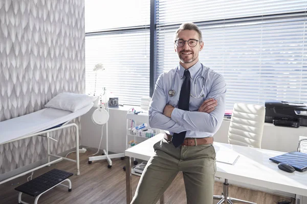 Portret Uśmiechnięty Dojrzały Mężczyzna Doktor Stetoskop Standing Przez Biurko Biuro — Zdjęcie stockowe