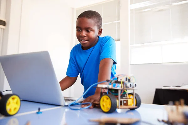 Construção Masculina Estudante Programando Veículo Robô Após Classe Codificação Computador — Fotografia de Stock