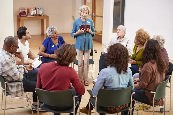 Pessoas Que Participam Estudo Bíblico Reunião Grupo Livros Centro Comunidade — Fotografia de Stock