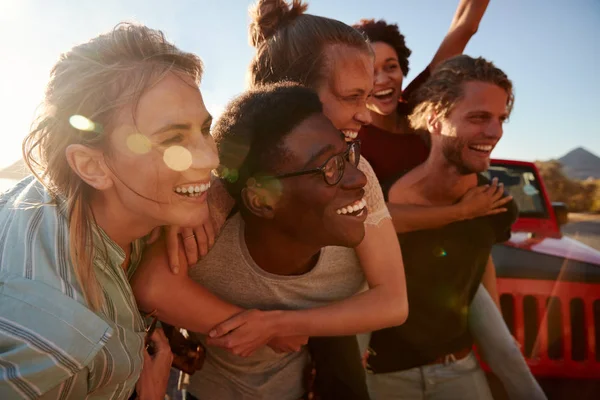 Fem Tusenåriga Vänner Road Trip Har Kul Piggybacking Vid Vägkanten — Stockfoto