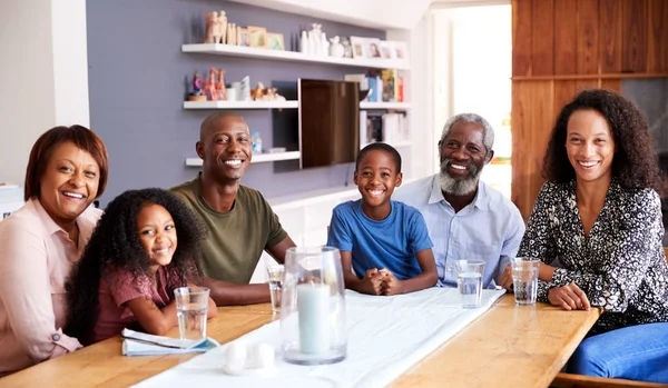 Retrato Familia Multi Generación Sentada Alrededor Mesa Casa Disfrutando Comida —  Fotos de Stock