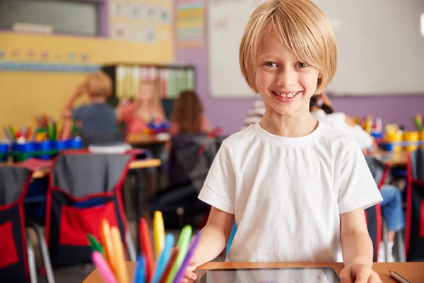 Porträtt Manlig Elev Grundskolan Ritning Med Digital Tablet Classroom — Stockfoto