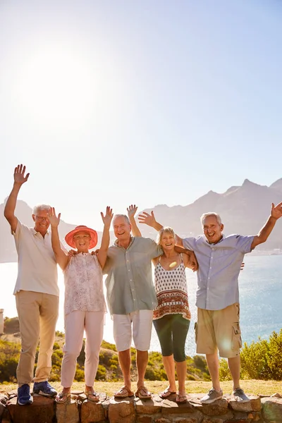 Ritratto Amici Anziani Che Visitano Punto Riferimento Turistico Vacanza Gruppo — Foto Stock