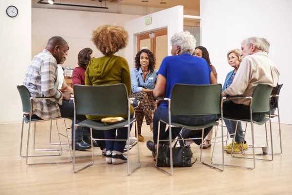 Personas Que Asisten Reunión Del Grupo Terapia Autoayuda Centro Comunitario —  Fotos de Stock