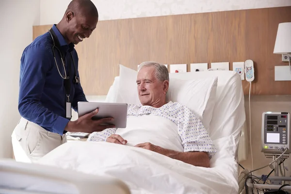 Docteur Avec Visite Numérique Comprimé Parlant Avec Patient Masculin Principal — Photo