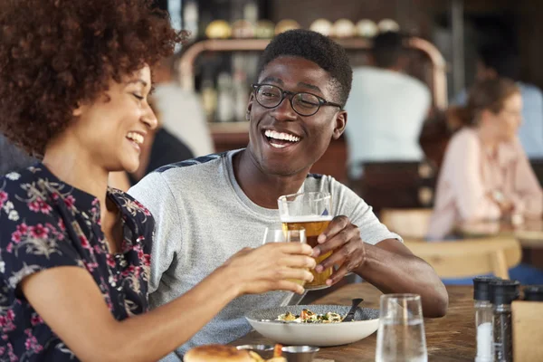 レストランで乾杯する飲み物や食べ物のためのデートミーティングのカップル — ストック写真
