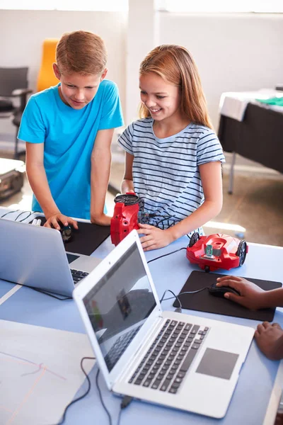 Zwei Schüler Der Computercodierungsklasse Nach Der Schule Lernen Roboterfahrzeug Programmieren — Stockfoto