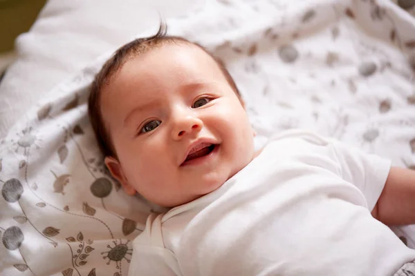 Mosolygó Baby Boy Fekvő Bed Home Mosolyogva Kamera — Stock Fotó
