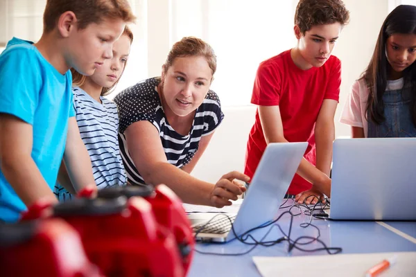 Gruppe Von Schülern Der Computercodierungsklasse Nach Der Schule Lernt Roboterfahrzeug — Stockfoto