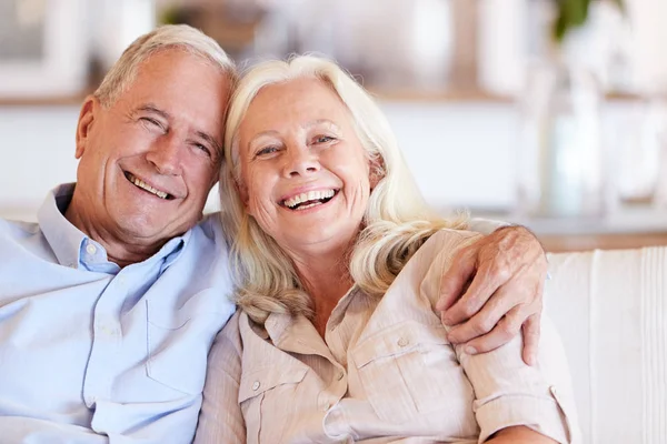 Gelukkig Senior Wit Paar Zittend Thuis Omarmen Glimlachend Naar Camera — Stockfoto