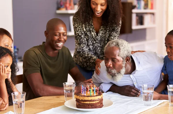 Mehrgenerationenfamilie Feiert Opa Geburtstag Hause Mit Kuchen Und Kerzen — Stockfoto