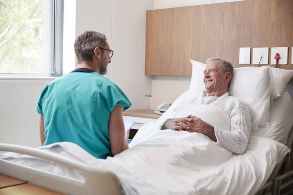 Chirurg Mit Digitalem Tablet Besucht Ältere Männliche Patientin Krankenhausbett Auf — Stockfoto