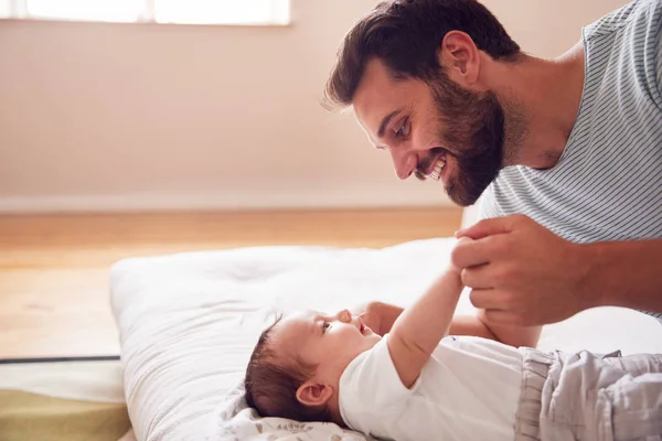 Amorevole Padre Sdraiato Con Neonato Sul Letto Casa Appartamento Loft — Foto Stock