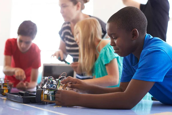 Studenti Dopo Scuola Computer Codifica Classe Costruzione Imparare Programma Robot — Foto Stock