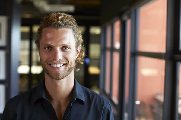 Millennial Blanco Hombre Negocio Creativo Sonriendo Cámara Por Ventana Una — Foto de Stock