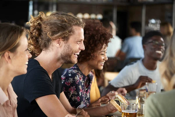 Reunión Grupo Jóvenes Amigos Para Bebidas Comida Restaurante — Foto de Stock