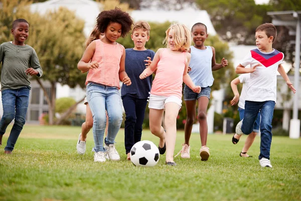 Parkta Arkadaşlarıyla Futbol Oynayan Bir Grup Çocuk — Stok fotoğraf