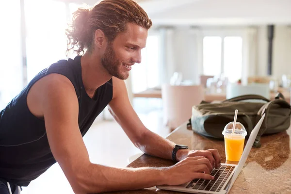 Millennial White Man Checking Fitness App Laptop Home Workout Side — Stock Photo, Image
