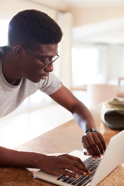 Millennial Uomo Afroamericano Controllo Fitness App Smartwatch Utilizzando Computer Portatile — Foto Stock