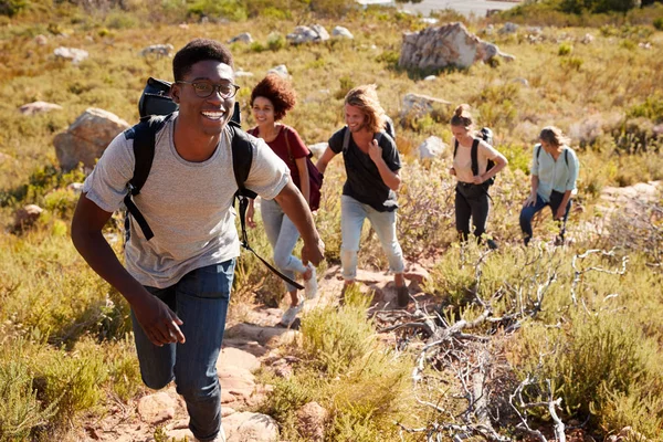 Millennial African American Man Ledande Vänner Vandring Enda Fil Uppför — Stockfoto