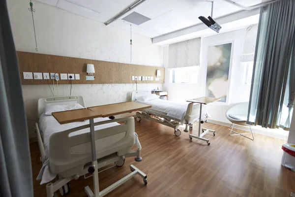 空の病院病棟のベッド — ストック写真