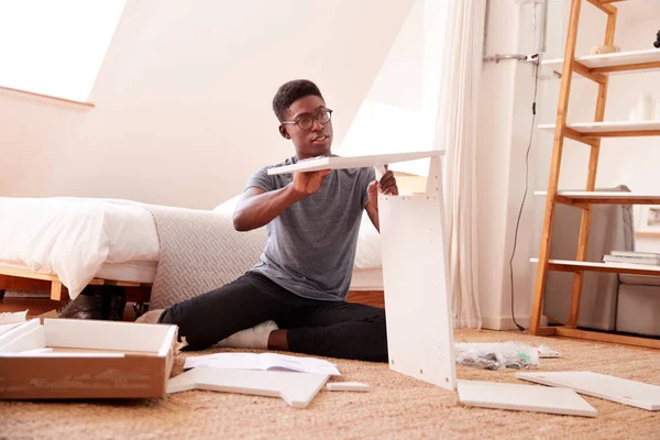Man New Home Putting Together Self Assembly Furniture — Stock Photo, Image