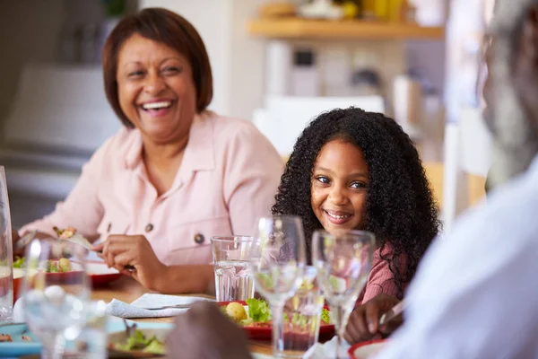 Multi Nemzedék Család Ülő Körül Asztal Haza Élvez Étel Együtt — Stock Fotó