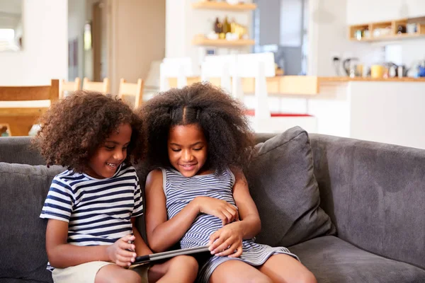 Bror Och Syster Sitter Soffan Hemma Leker Med Digital Tablet — Stockfoto