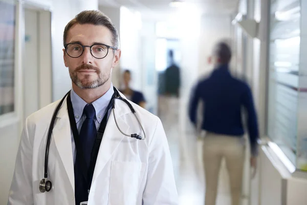 Portrait Mature Male Doctor Wearing White Coat Stethoscope Busy Hospital — Stock Photo, Image