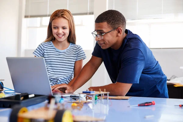 Studente Femminile Con Insegnante Che Costruisce Veicolo Del Robot Dentro — Foto Stock