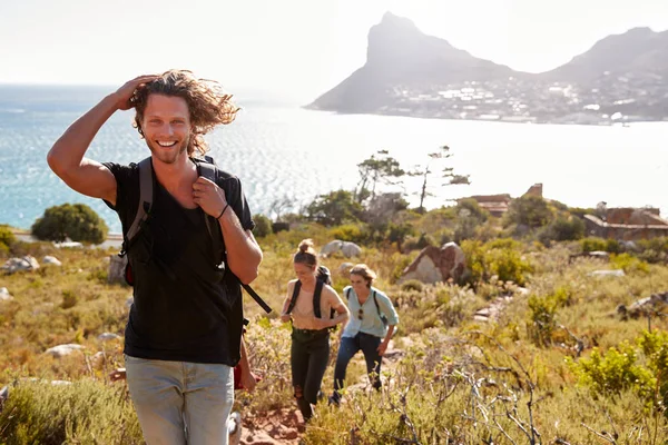 Ung Vuxen Vit Man Vandring Med Vänner Landsbygden Vid Kusten — Stockfoto