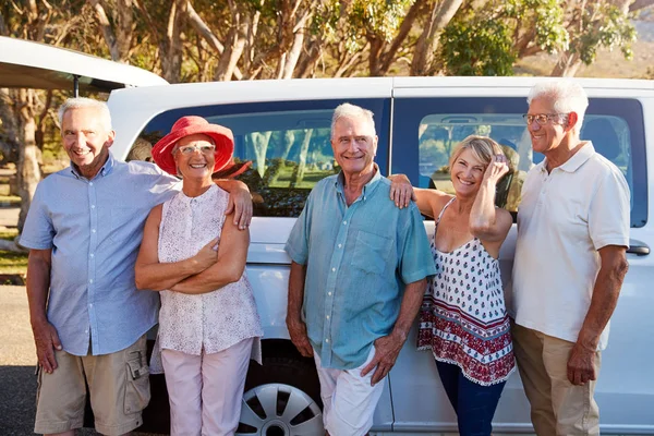 Portret Van Senior Vrienden Staan Samen Naast Van Vakantie — Stockfoto