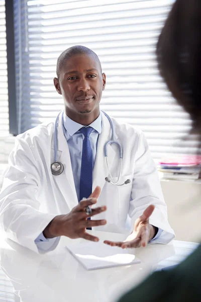 Paciente Feminina Consulta Com Médico Sentado Mesa Escritório — Fotografia de Stock