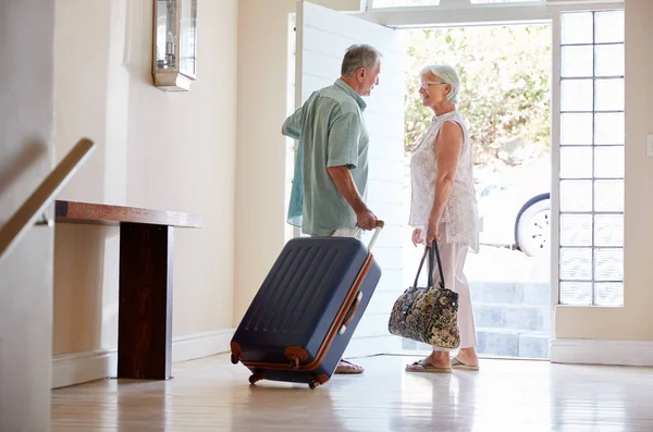 Seniorenpaar Steht Mit Koffer Vor Haustür Und Den Urlaub — Stockfoto