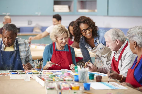 Grupp Pensionärer Som Deltar Konst Klass Community Centre Med Lärare — Stockfoto