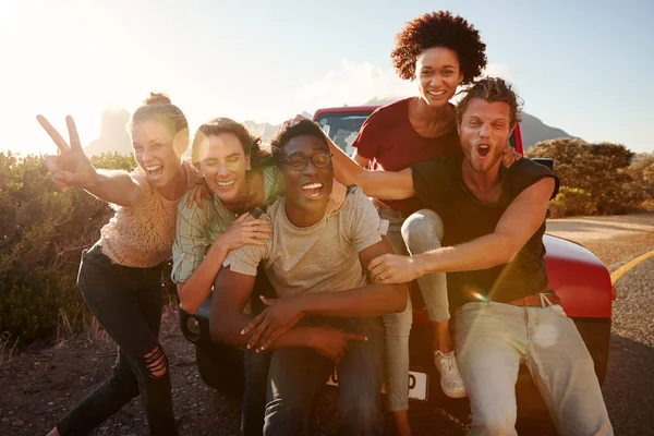 Fünf Millennial Freunde Auf Roadtrip Haben Spaß Für Fotos Straßenrand — Stockfoto