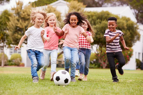 Groep Kinderen Spelen Voetbal Met Vrienden Park — Stockfoto